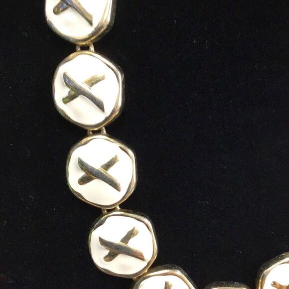 Necklace, beautiful, gold, and cream x’s & o’s Unknown maker from estate sale - Picture 2 of 4